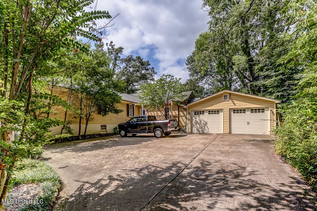 127 W Gholson Ave, Holly Springs, MS - More