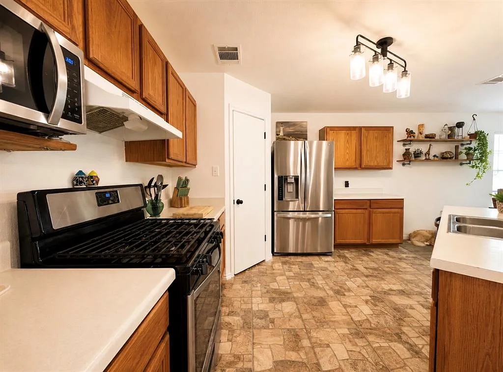 3 bed, 1398 sqft, $1,895 — Photo 3