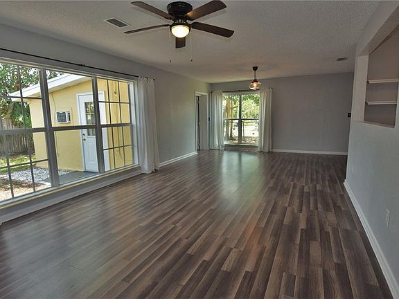 4th image of 21572 Edgewater Dr