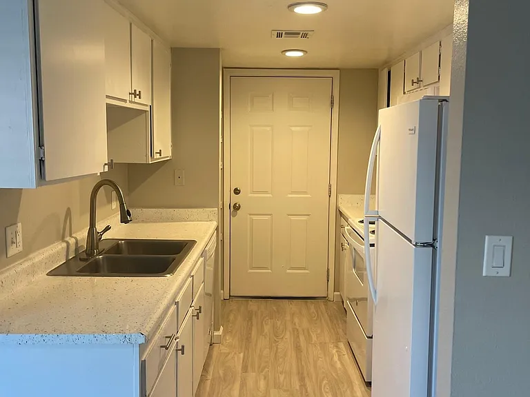 817 Tracey St — Photo 2