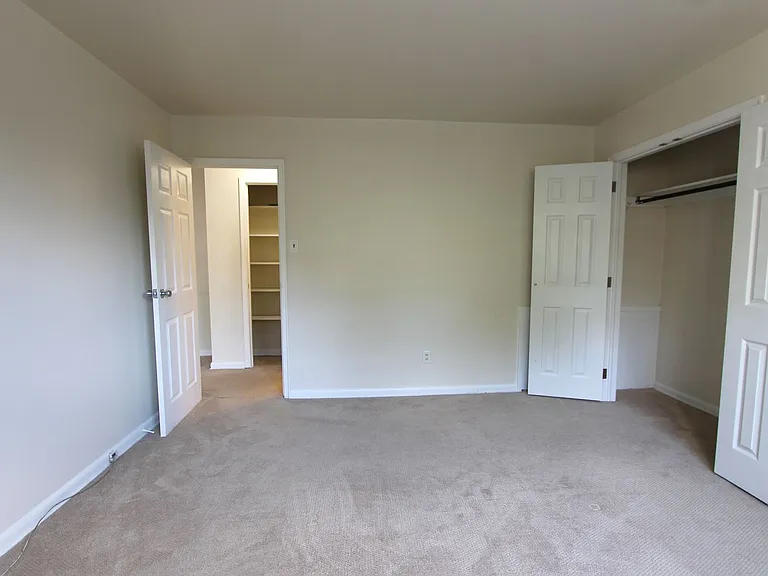 West Walnut Lane Apartments — Photo 13