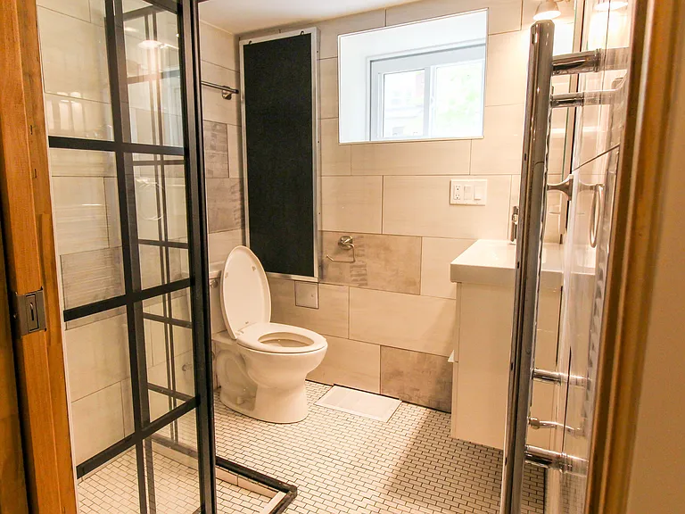 371 Saint Clarens Ave #BASEMENT — Photo 10