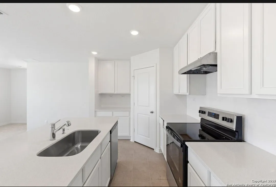 4 bed, 1604 sqft, $2,300 — Photo 4