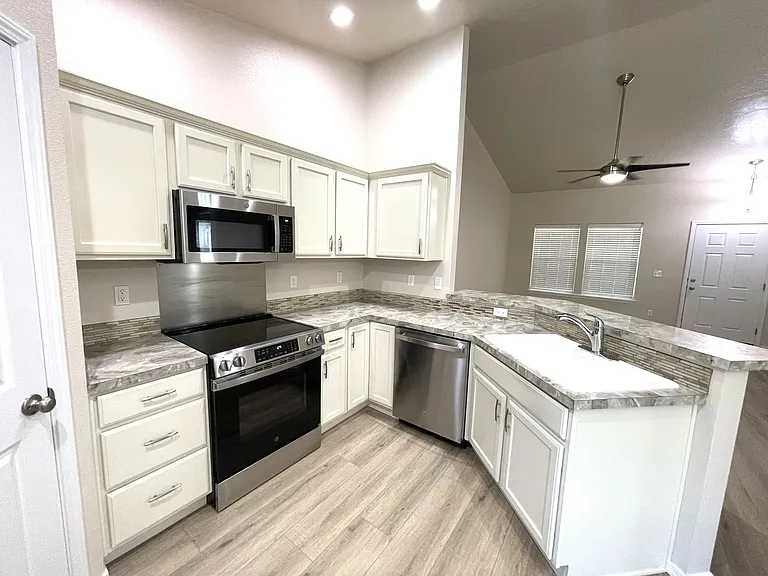 6949 S Cheshire Ave — Photo 4