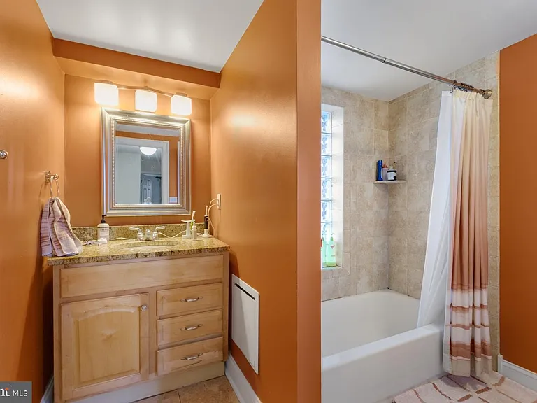 824 N Judson St — Photo 13