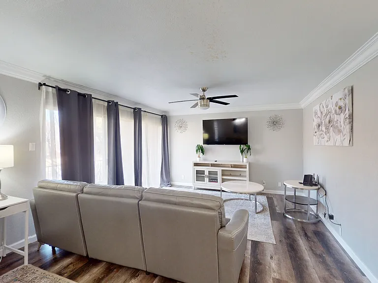 E Avenue J — Photo 3