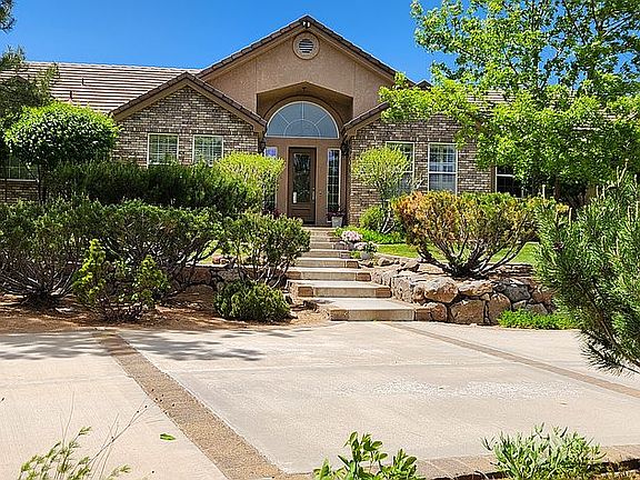 Front driveway & entry