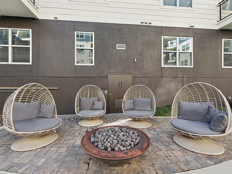 909 Flats — Photo 32
