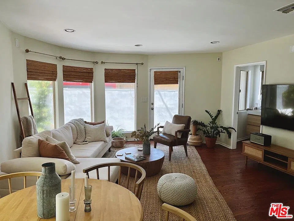 2 bed, 2.0 bath, 1050 sqft, $6,000 — Photo 1