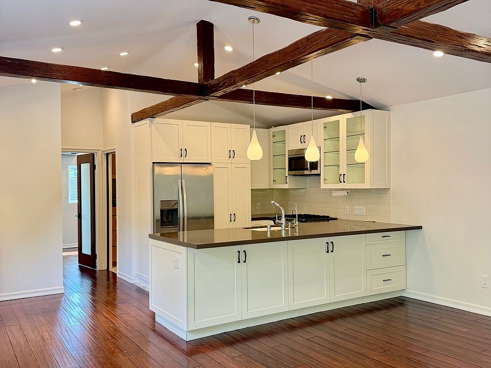 1st image of 304 Flower St #B