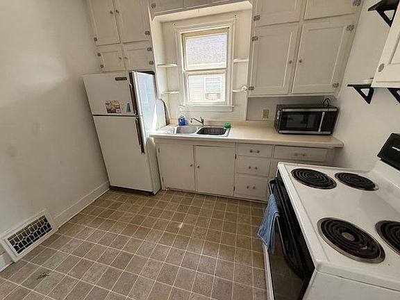 5th image of 213 11th St N
