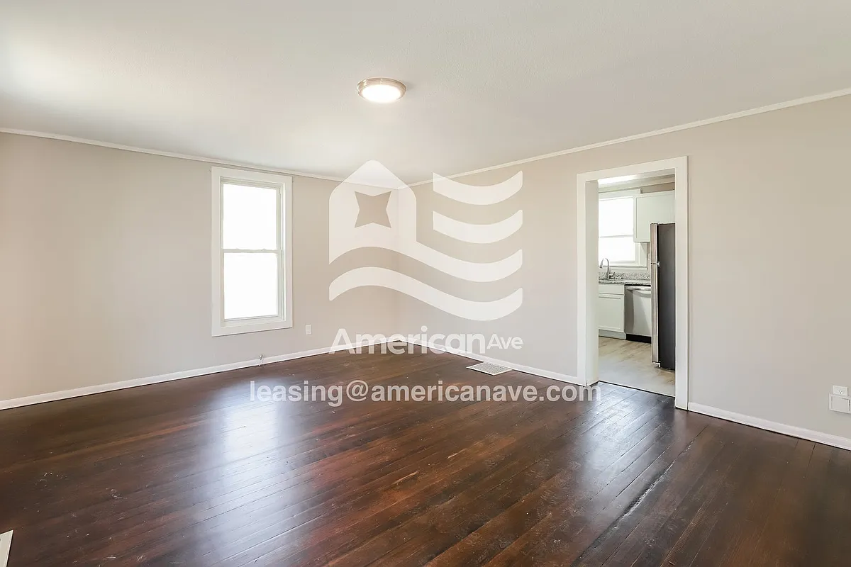 1417368_002_wm_-_living_room_13602562.jpg - 628 Spruce St