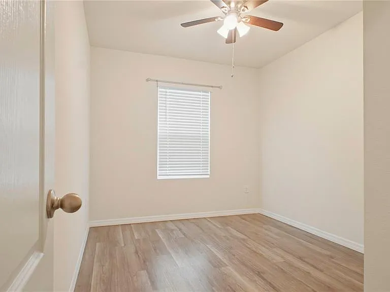 1311 Tallowwood Ln — Photo 32