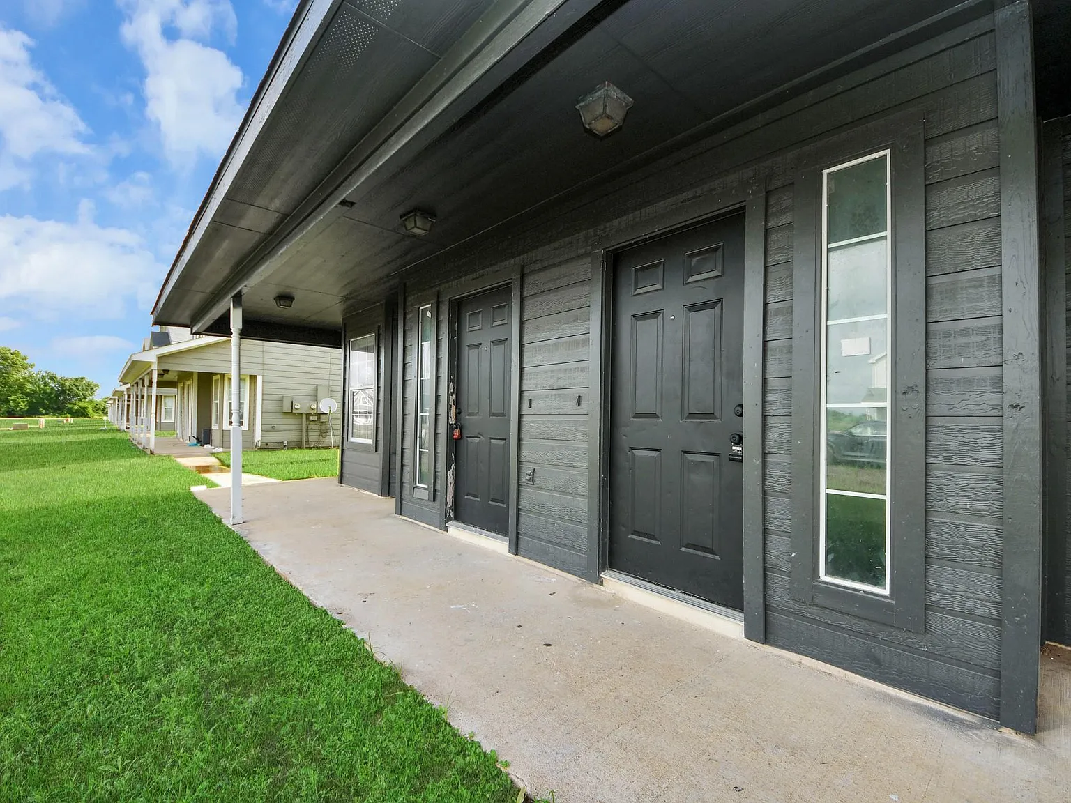 4 bed, 4.5 bath, 3355 sqft, $750 — Photo 2
