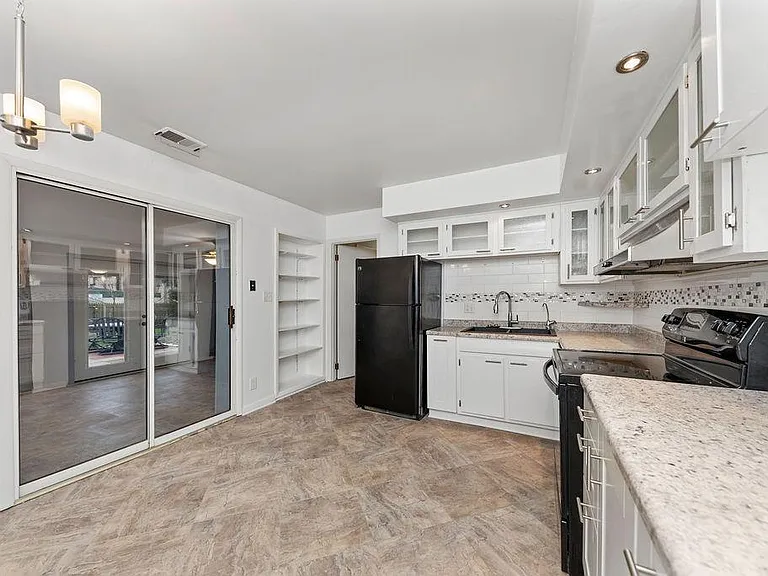 11 Lawndale Ave — Photo 4