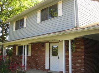 6916 Rolling Rd, Springfield, VA 22152