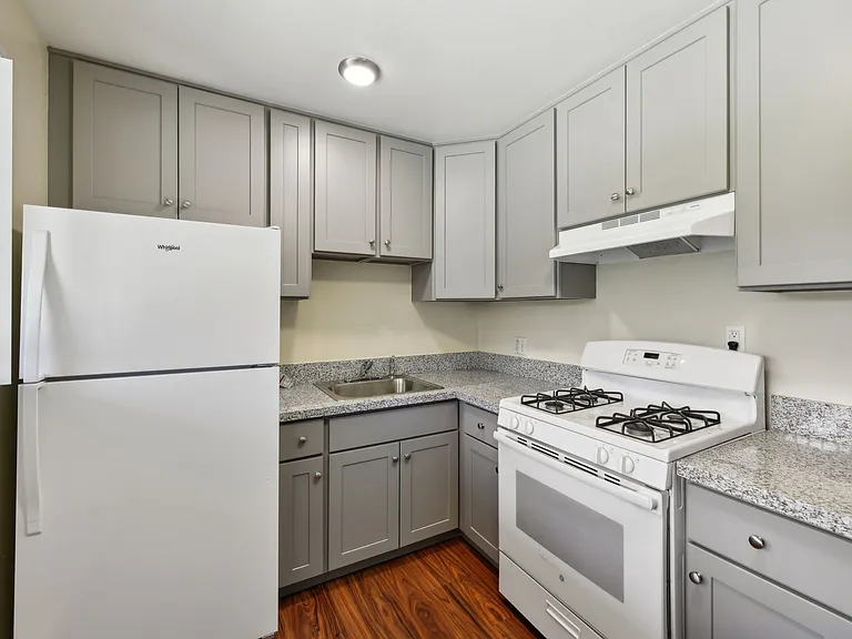 ROCKINGHAM APARTMENTS — Photo 29