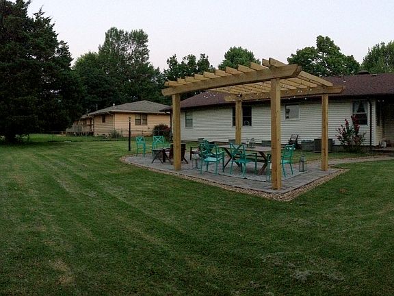 Backyard patio w/ pergola