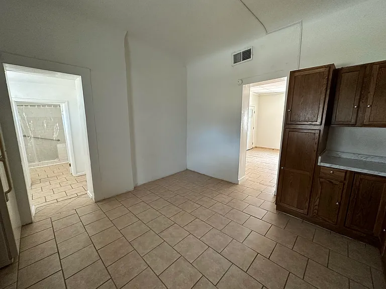 902 Orange St — Photo 12