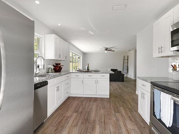 4th image of 18 Woodlake Dr