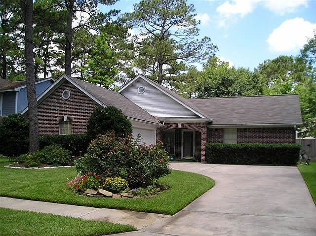 This street is a trail between 2 cul-de-sacs ( a big U shape). Very quiet. 