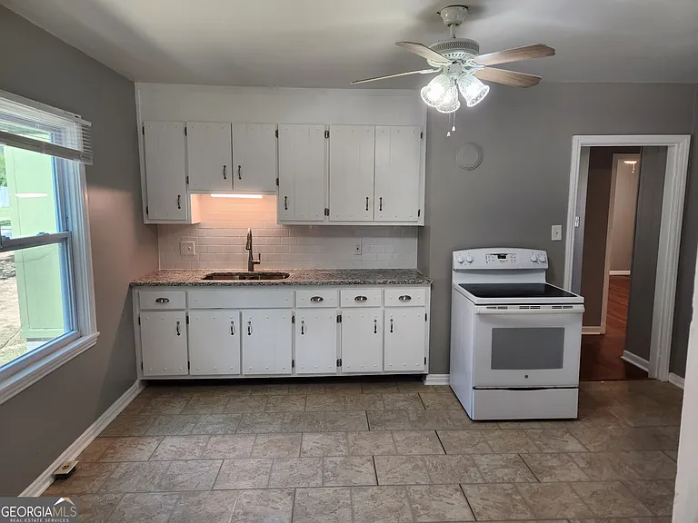 680 Shannon Cir NE — Photo 3