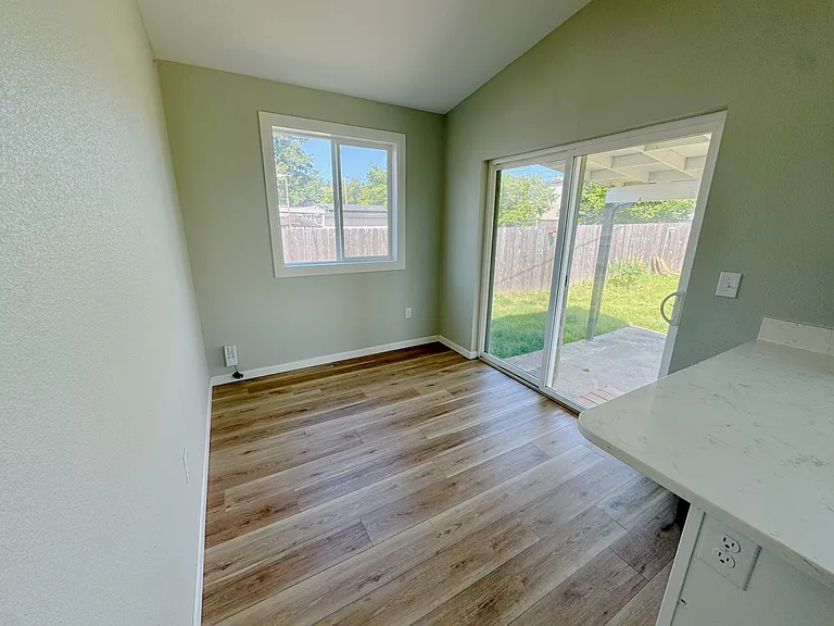 116 NE James St — Photo 7