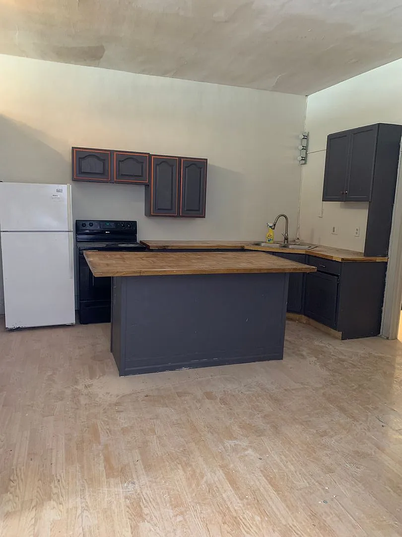 903 Main Street — Photo 1
