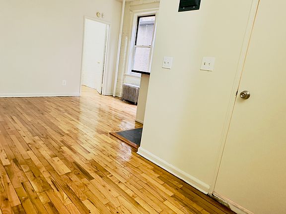 3rd image of 425 W 46th St APT 2D
