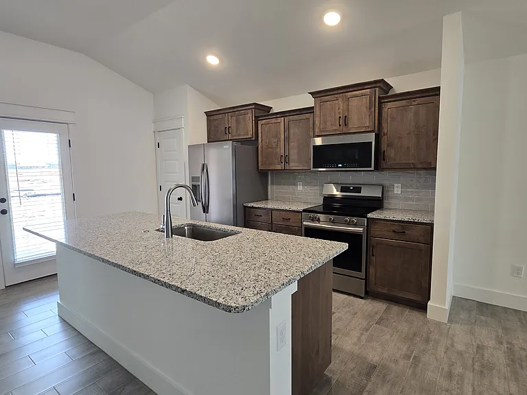 1620 E White Oak St — Photo 2