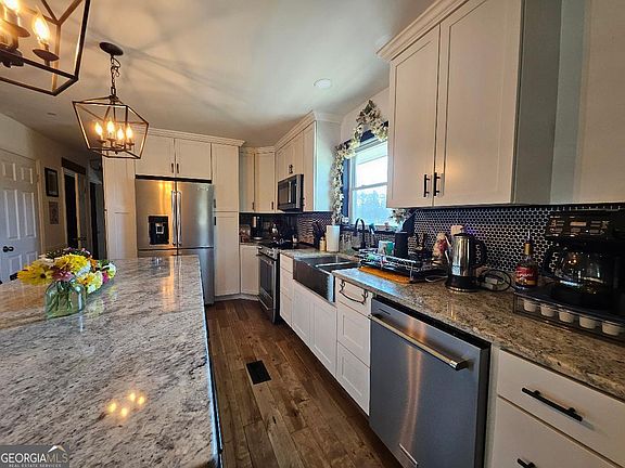 5th image of 472 Haywood Valley Rd