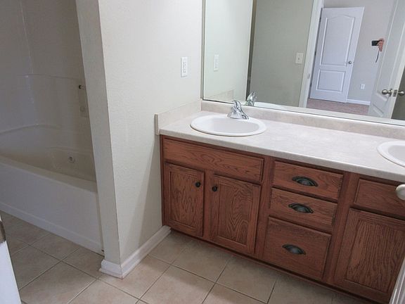 3rd image of 136 Auburn Cir