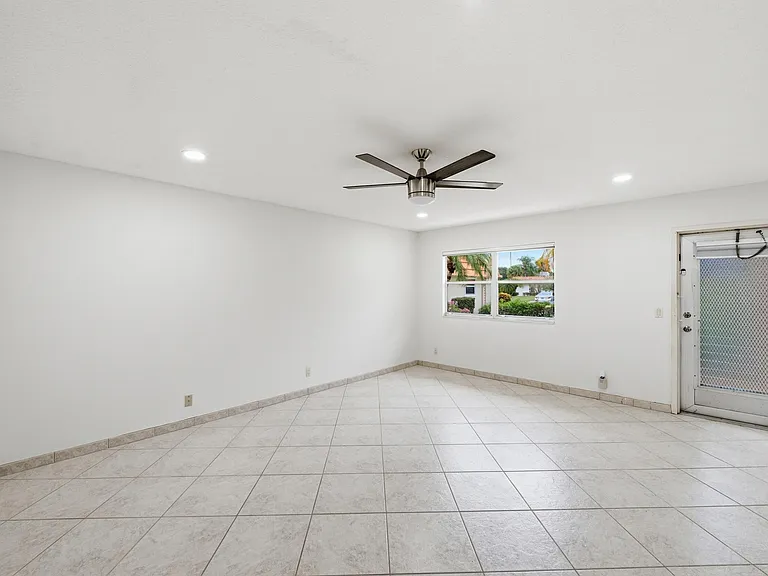 28 Seville Dr #B — Photo 12