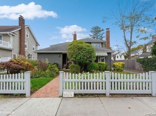 37 Trinity Pl, Hewlett, NY 11557