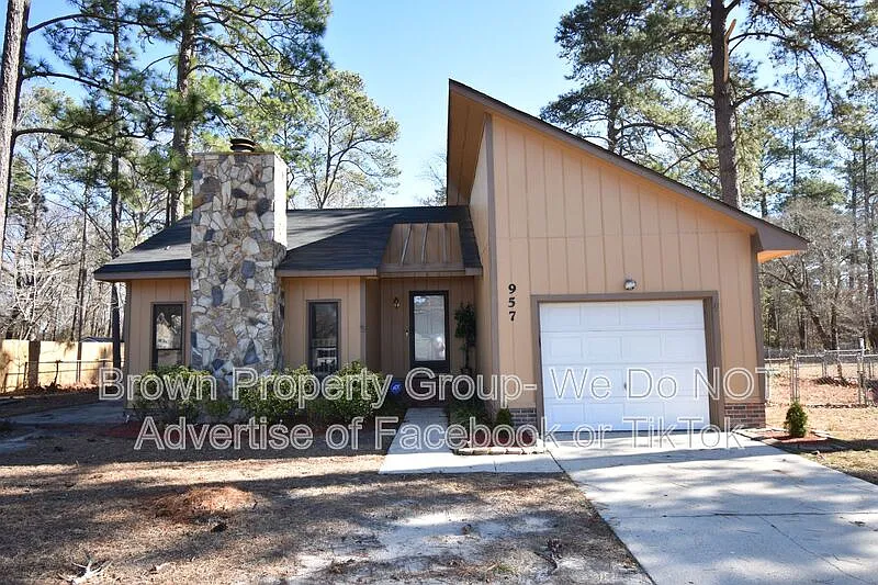 957 Kennesaw Dr