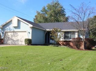 8411 Cedarcrest Dr, Jenison, MI 49428