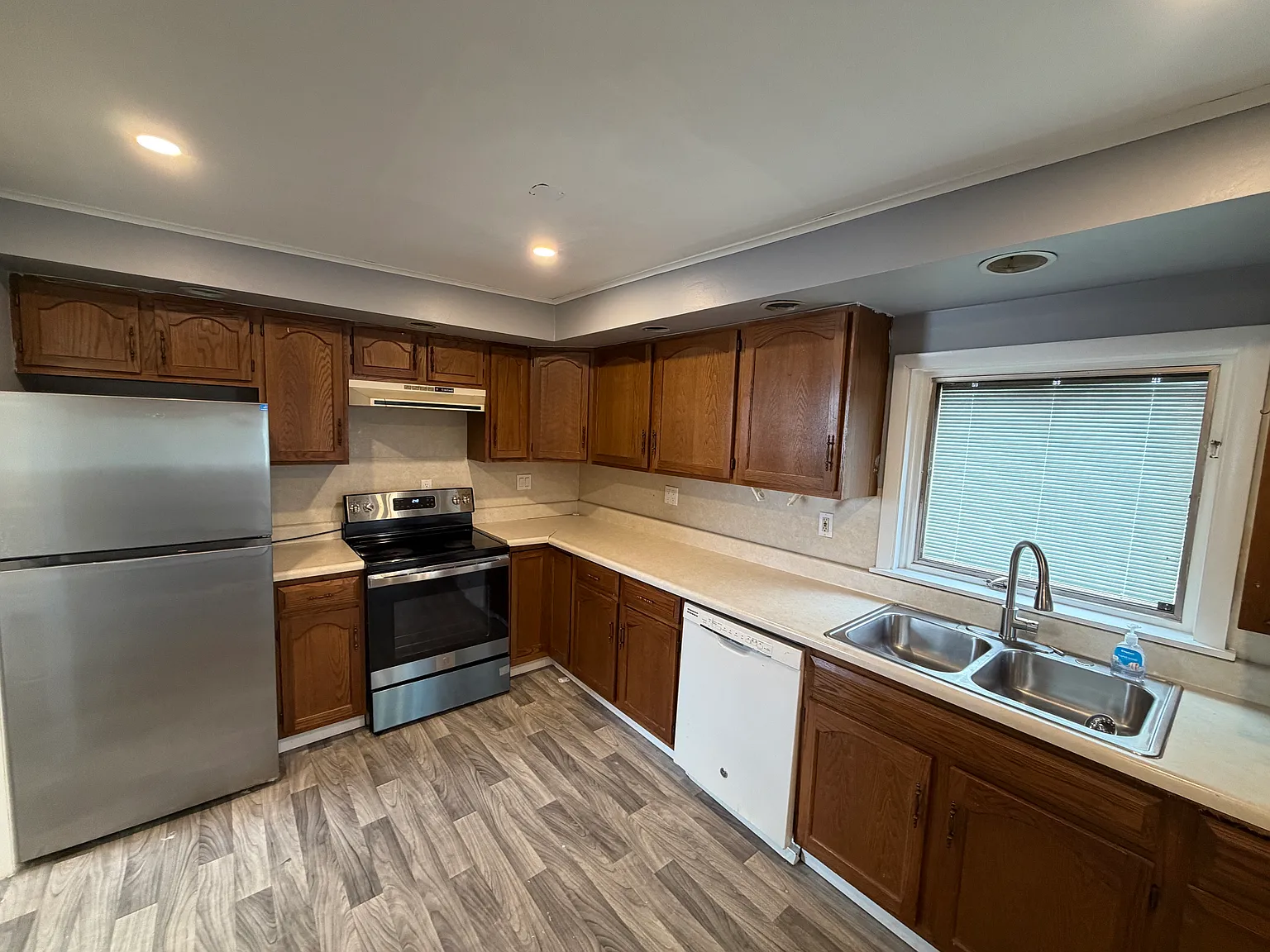 4 bed, $1,650 — Photo 2
