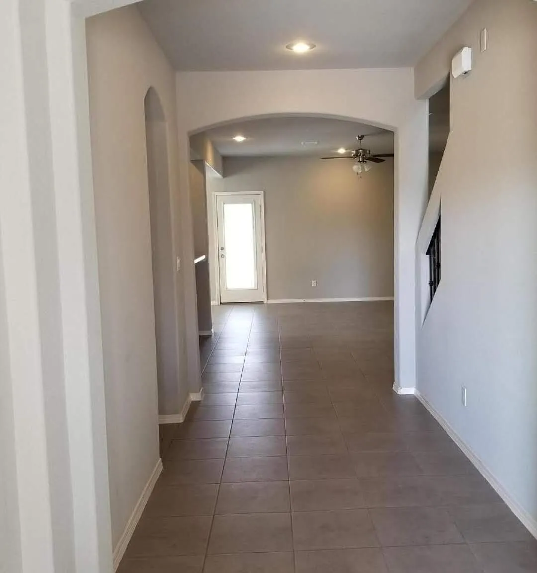 5 bed, 3.5 bath, 2702 sqft, $2,400 — Photo 2