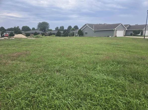 2001 Crane Circle Dr, Hastings, NE 68901