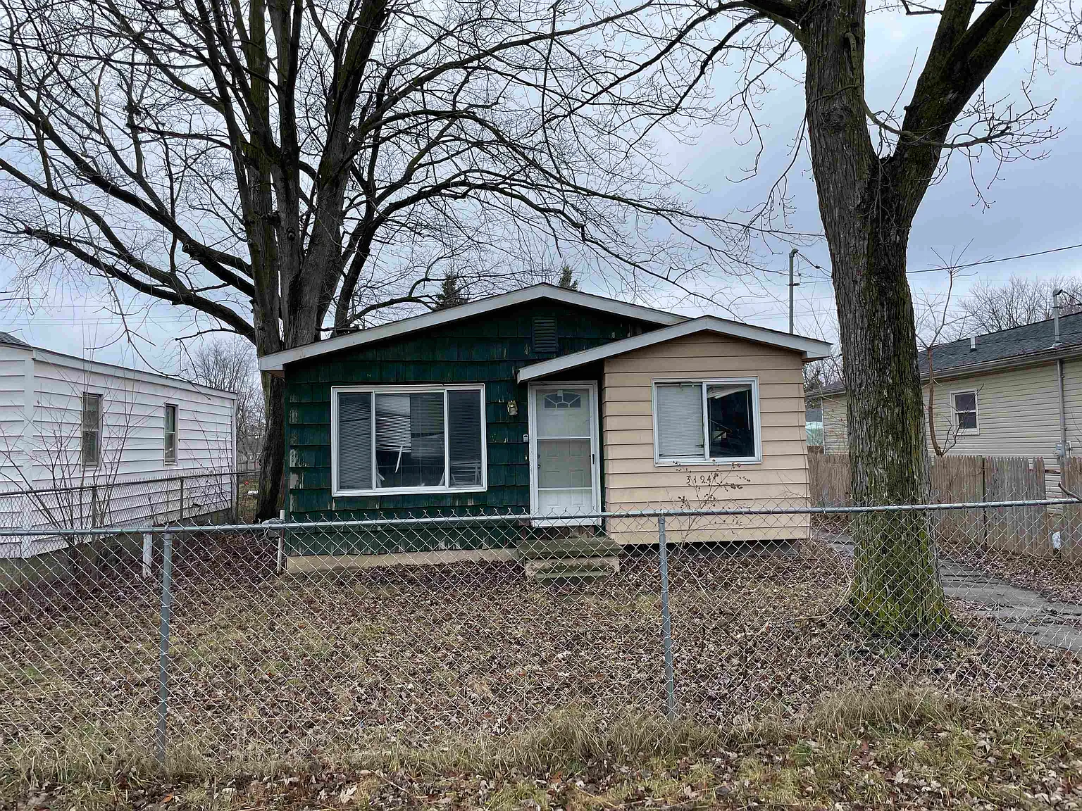 3194 Whitney Ave photo 1