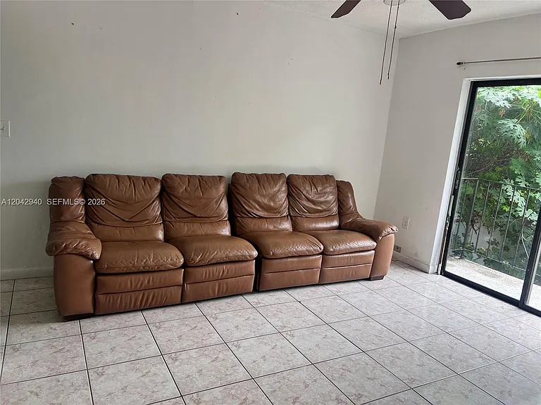 608 SW 15th Ave #3 — Photo 2