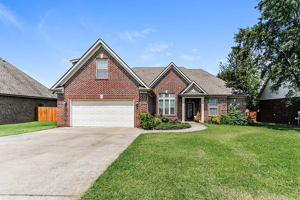 3 bed, 3.0 bath, 2048 sqft, $2,485 — Photo 1