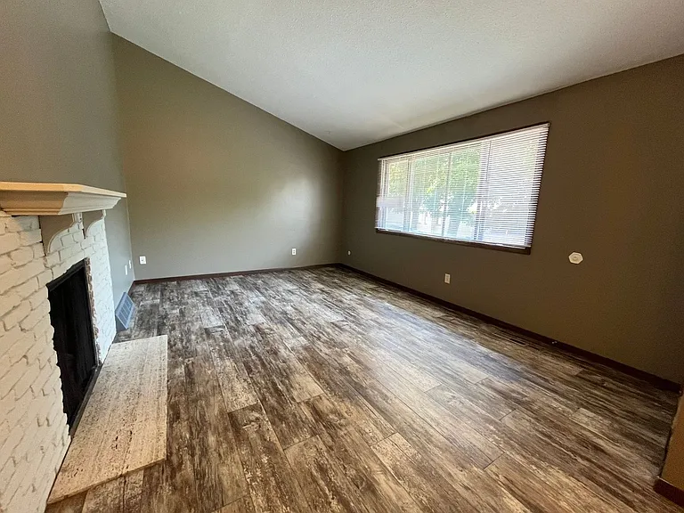 4307 S Locust Dr — Photo 6