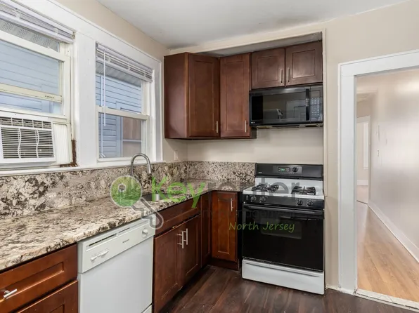 54 Mission St, Montclair, NJ 07042