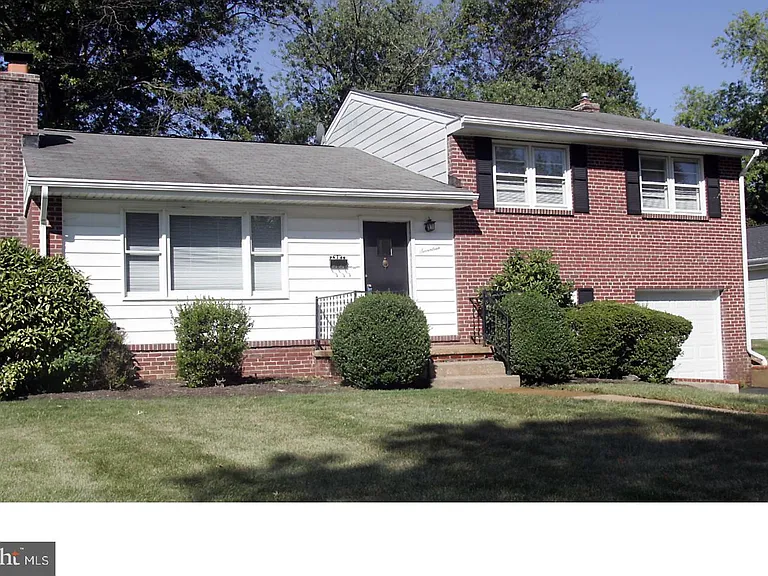 17 Wayne Dr — Photo 1