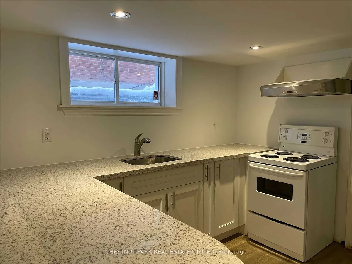 Building Photo - 24 Strathgowan Ave #LOWER