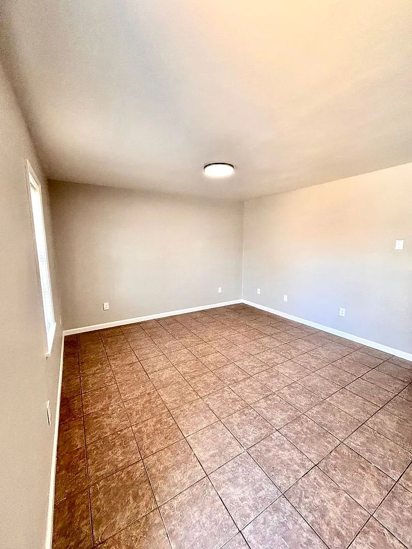 2102 Clark, A- Move In Ready! — Photo 4