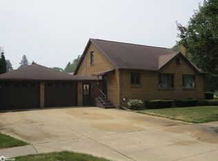 301 S Locust St, Winfield, IA 52659