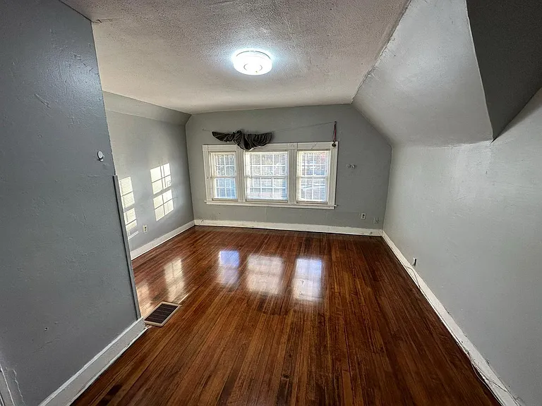 541 Orchard St — Photo 8