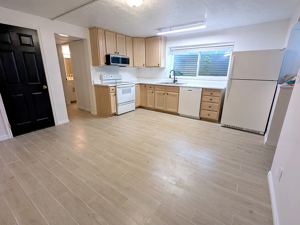 8263 S 3200 W #BASEMENT